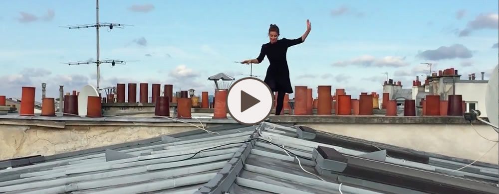 L'acrobate des toits de Paris