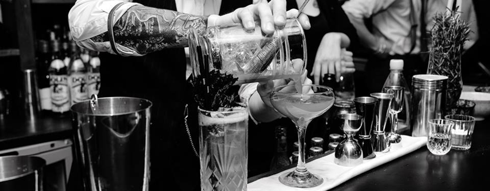 Cocktails dans un speakeasy caché