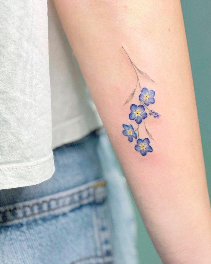 Tatoueuses de fleurs sauvages