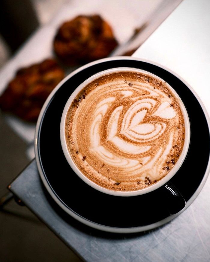 Trois cafés latte dans lesquels plonger