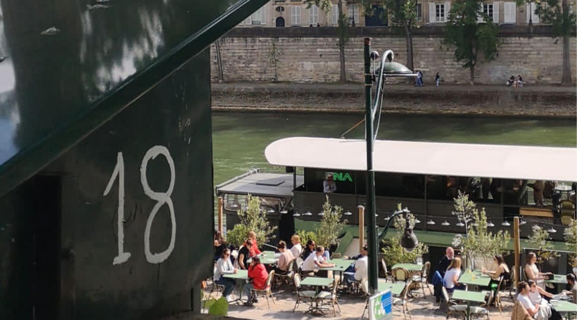 La bouquiniste la plus poétique de Paris