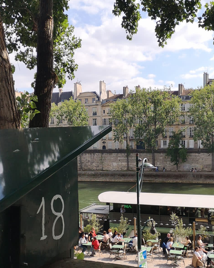 La bouquiniste la plus poétique de Paris