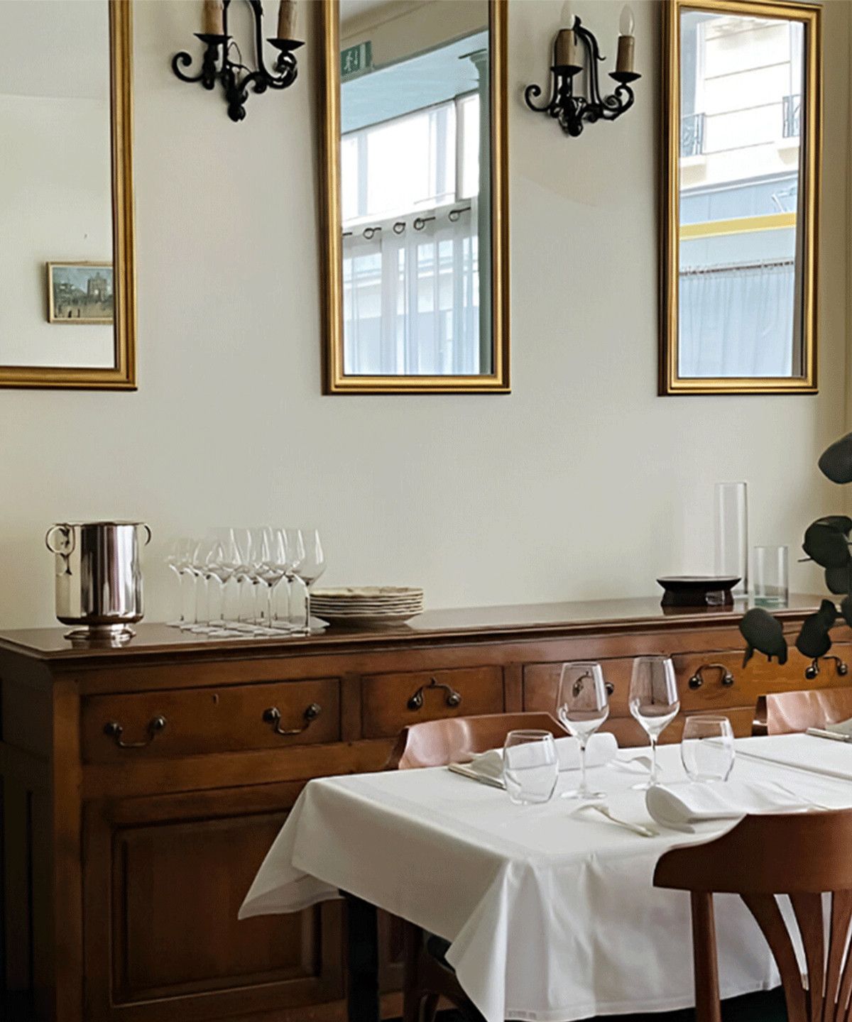 Huit couverts et une âme