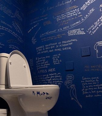 5 minutes dans les toilettes d’une artiste